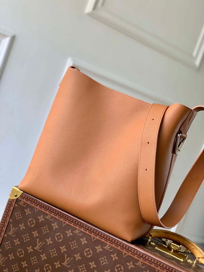 LV M26745 Louis Vuitton Verso Hobo Bag Tan