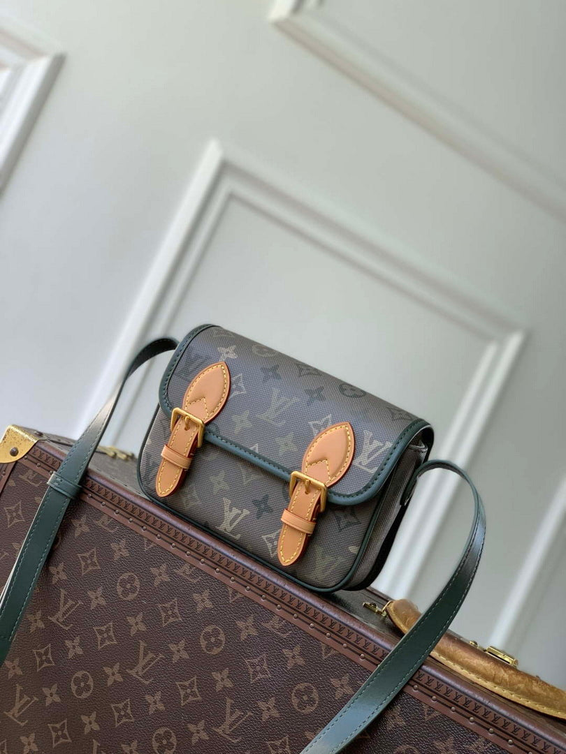 LV M26969 Louis Vuitton Satchel Wearable Wallet Khaki