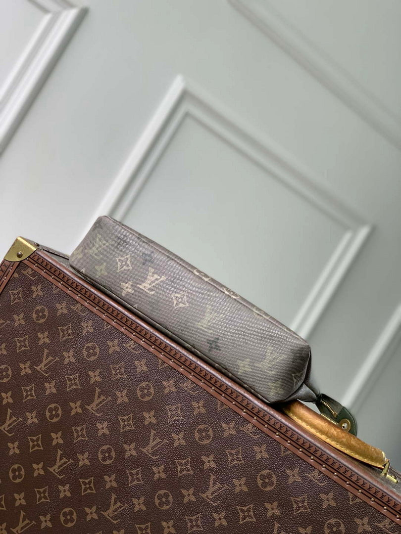LV M26970 Louis Vuitton Pochette Voyage Souple Khaki