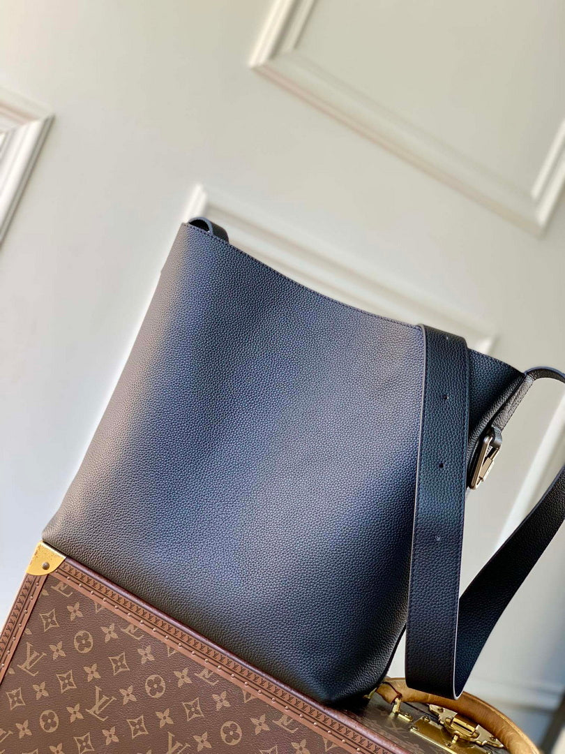 LV M27022 Louis Vuitton Verso Hobo Bag Black