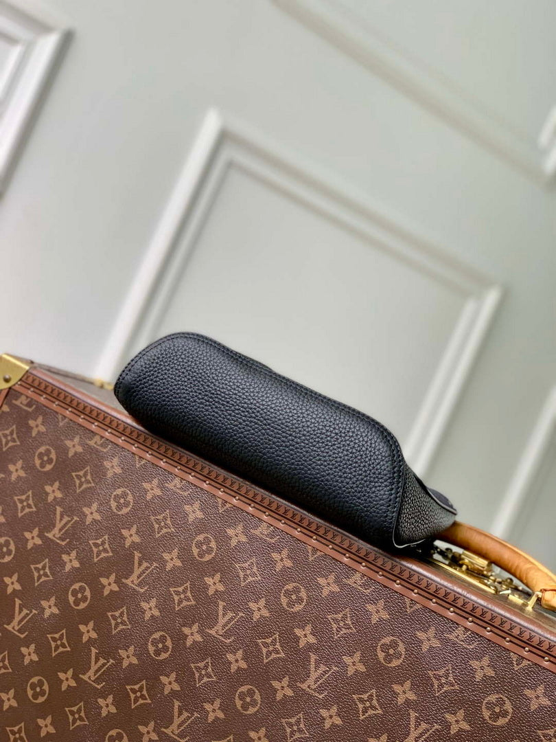 LV M27060 Louis Vuitton Delta Slingbag Black