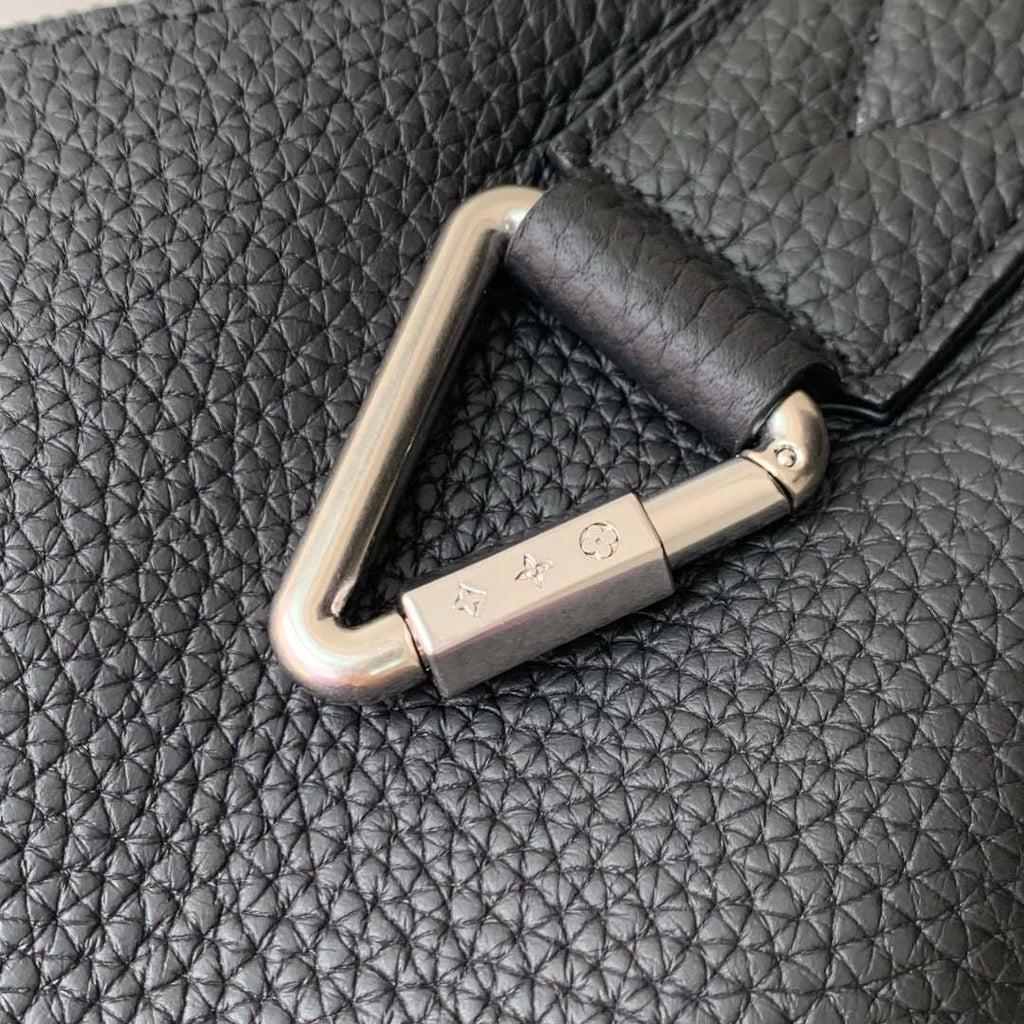 LV M27060 Louis Vuitton Delta Slingbag Black
