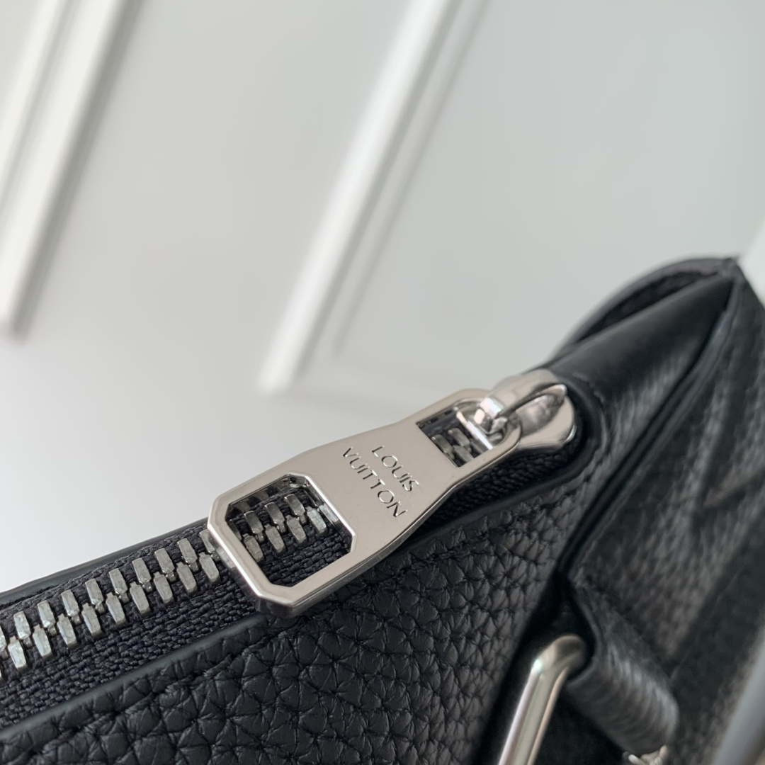 LV M27060 Louis Vuitton Delta Slingbag Black