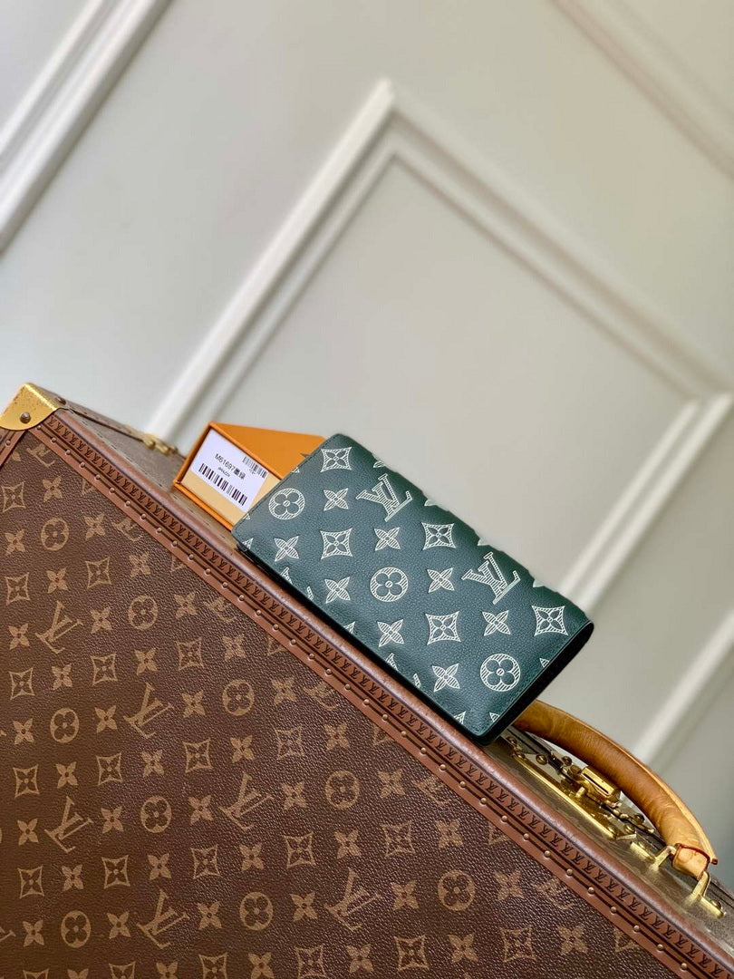 LV M61697 Louis Vuitton Brazza Wallet Dark green