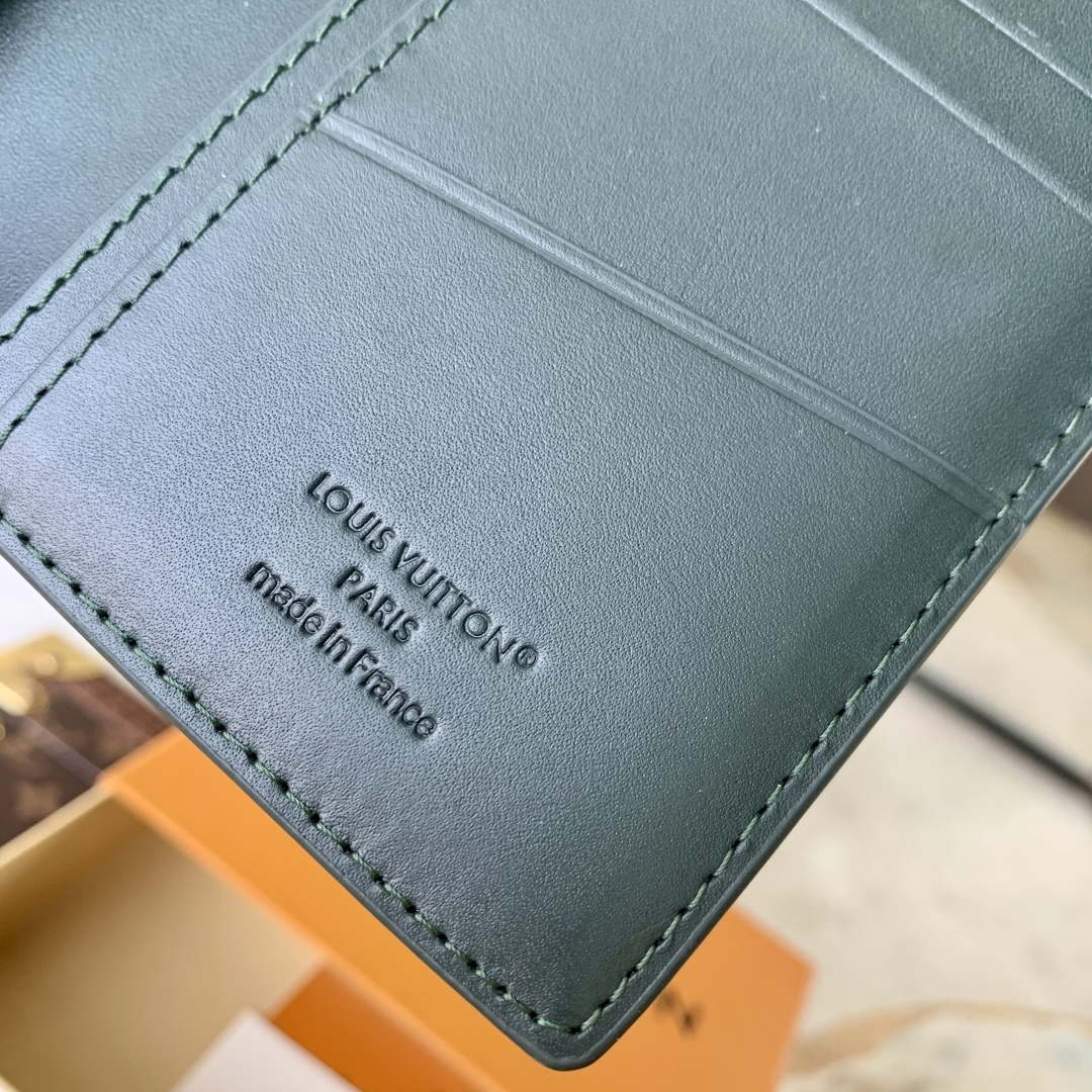 LV M61697 Louis Vuitton Brazza Wallet Dark green