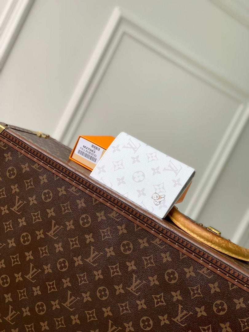 LV M27083 Louis Vuitton Passport Cover White