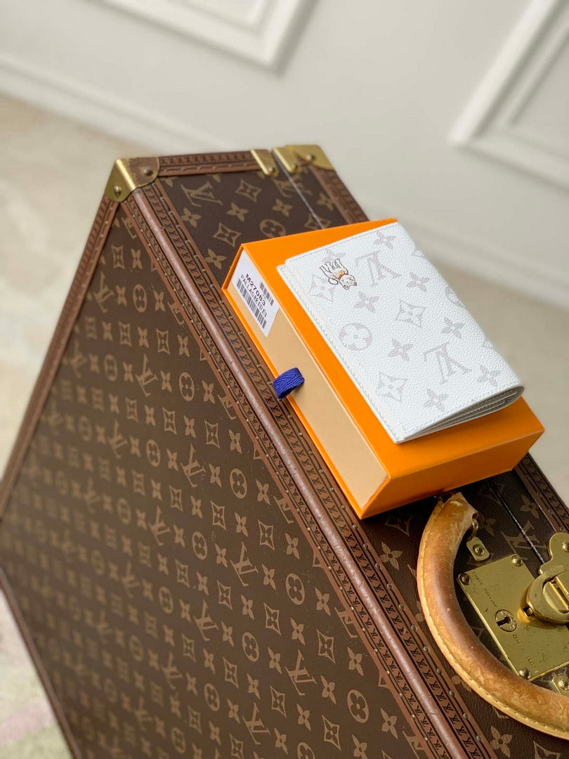 LV M27083 Louis Vuitton Passport Cover White