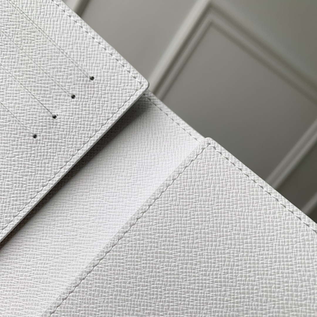 LV M27083 Louis Vuitton Passport Cover White