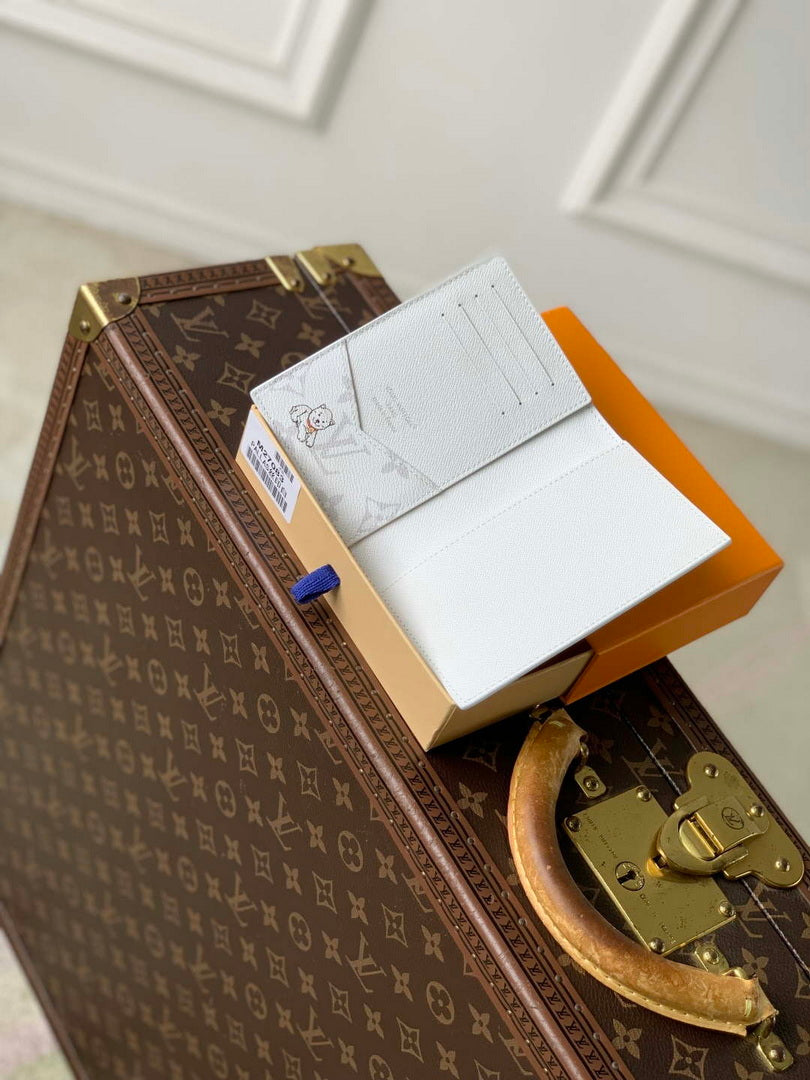 LV M27083 Louis Vuitton Passport Cover White