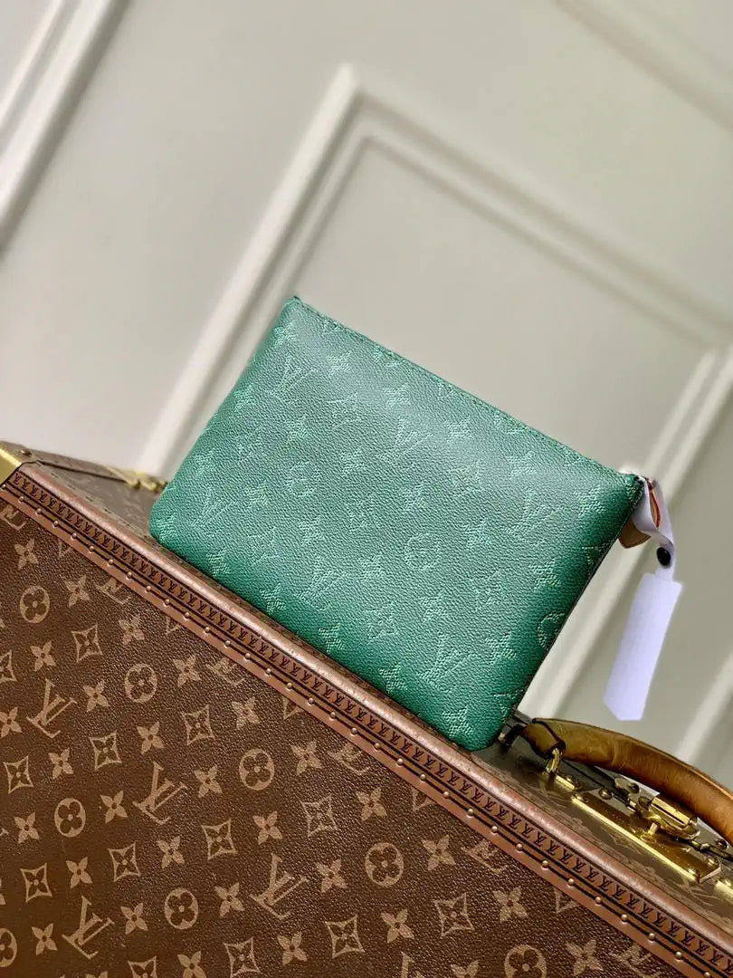 LV M27109 Louis Vuitton Key Pouch M Green