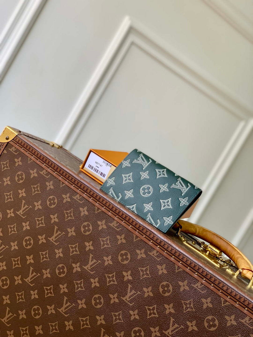 LV M27147 Louis Vuitton Passport Cover Forest Green