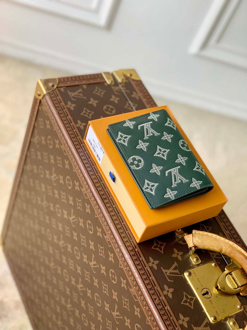 LV M27147 Louis Vuitton Passport Cover Forest Green
