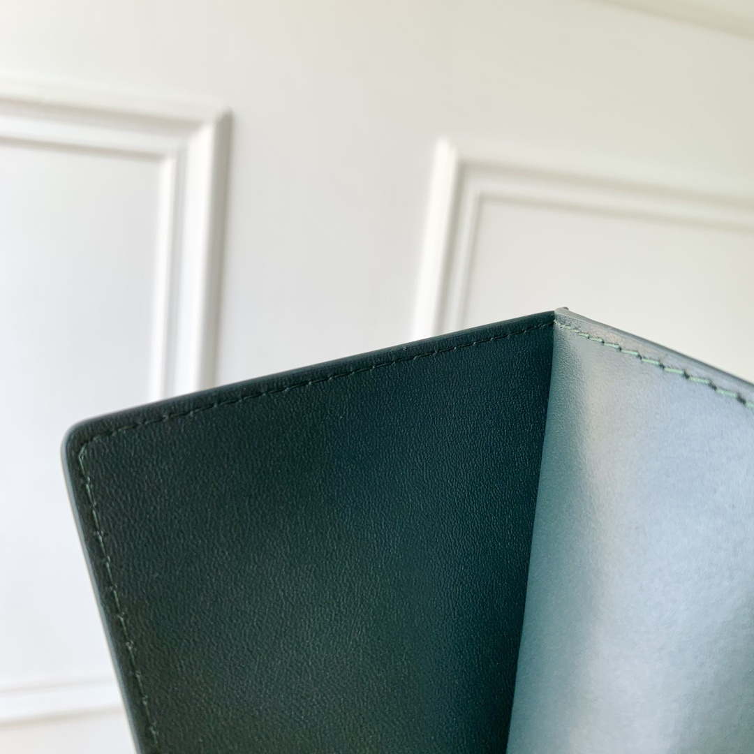 LV M27147 Louis Vuitton Passport Cover Forest Green