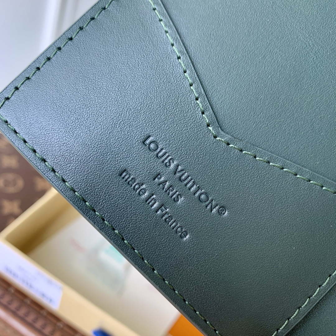 LV M27147 Louis Vuitton Passport Cover Forest Green