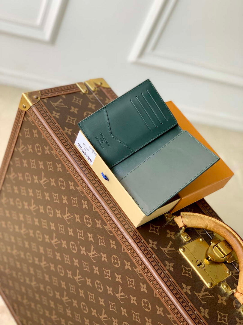 LV M27147 Louis Vuitton Passport Cover Forest Green