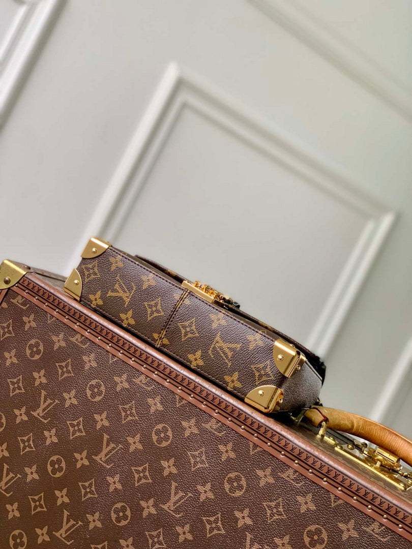 LV M27266 Louis Vuitton Trunkie East West Handbag