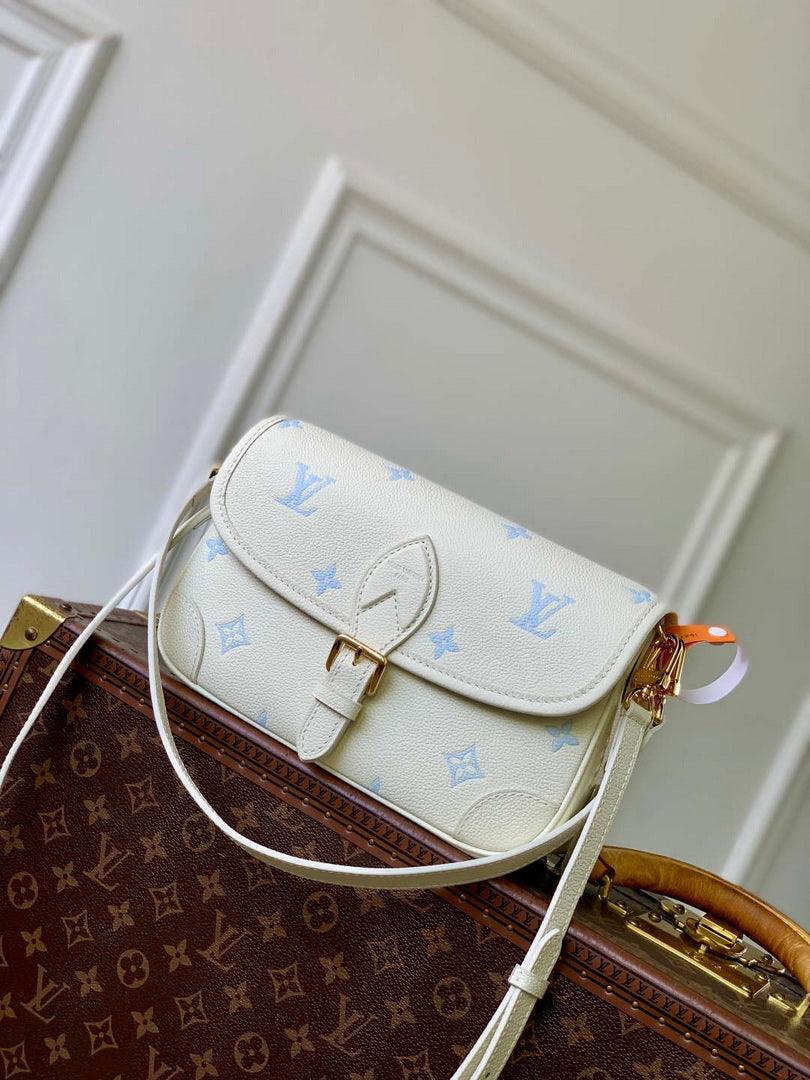 LV M28054 Louis Vuitton Diane Handbag Milky White/Blue