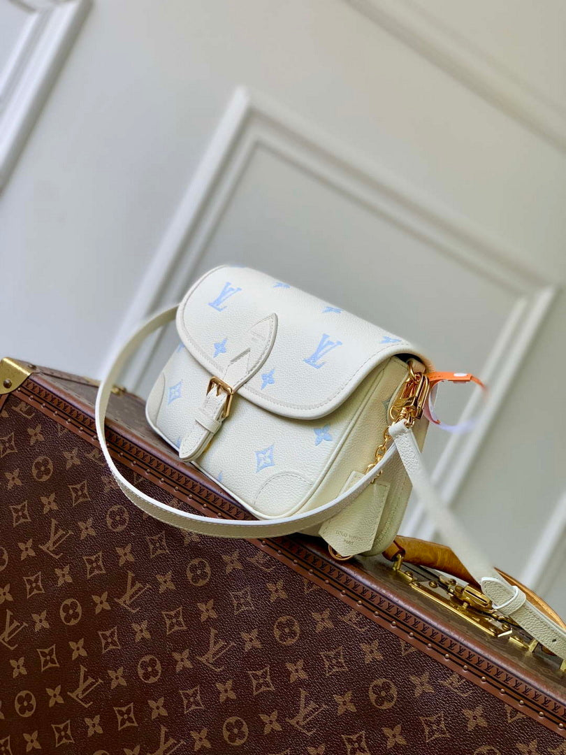 LV M28054 Louis Vuitton Diane Handbag Milky White/Blue