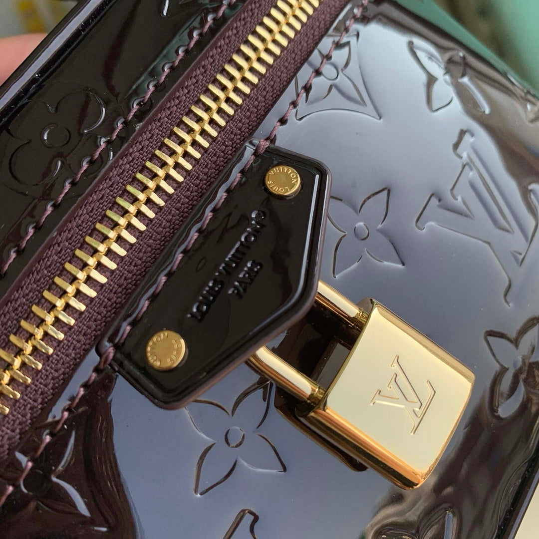 LV M28334 Louis Vuitton Vanity Chain Pouch Bag Datewood