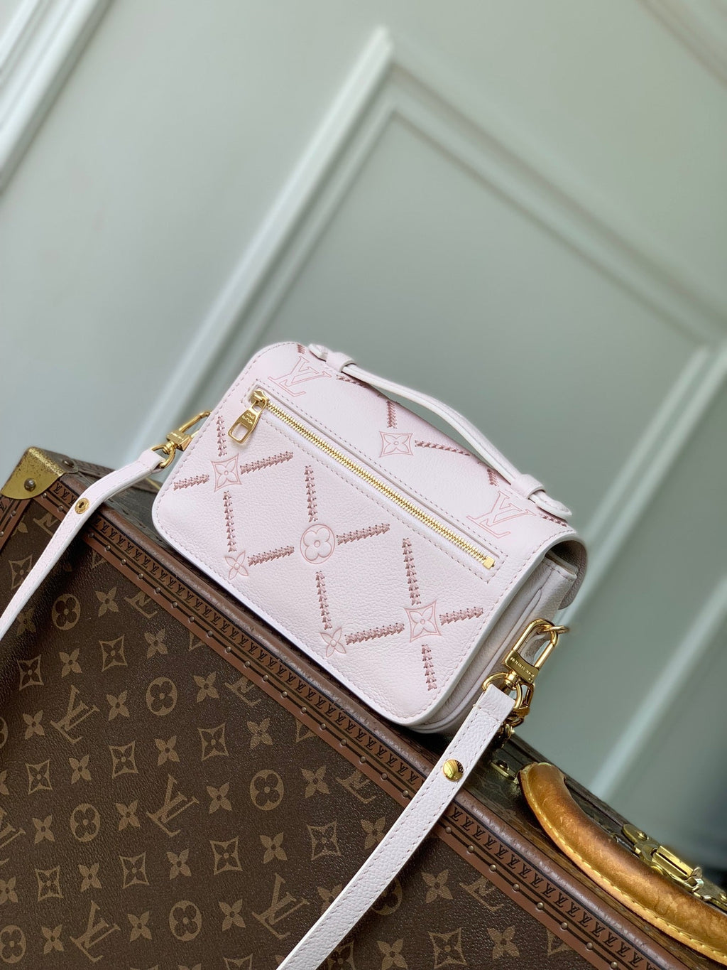 LV M29488 Louis Vuitton Pochette Métis East West Bag Light Bliss Couture
