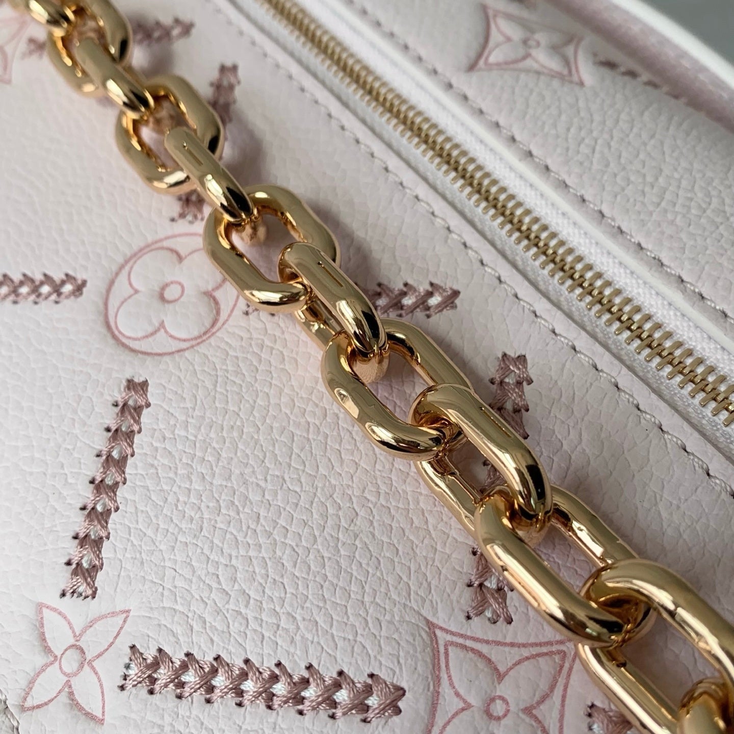LV M29488 Louis Vuitton Pochette Métis East West Bag Light Bliss Couture