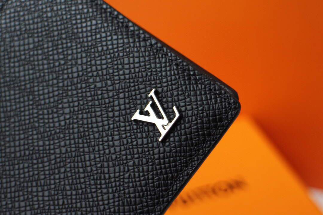 LV M30295 Louis Vuitton Multiple Wallet taiga Black