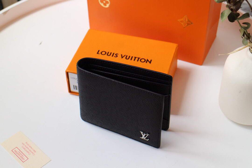 LV M30295 Louis Vuitton Multiple Wallet taiga Black