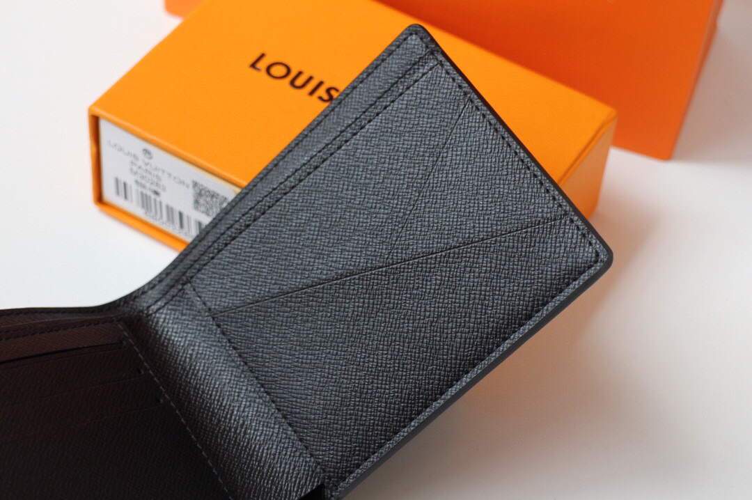 LV M30295 Louis Vuitton Multiple Wallet taiga Black