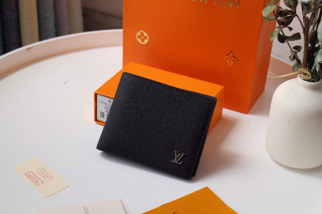 LV M30295 Louis Vuitton Multiple Wallet taiga Black