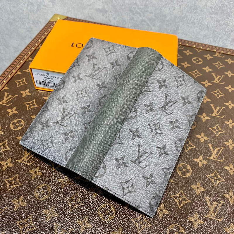 LV M30298 Louis Vuitton Brazza Wallet Taiga leather