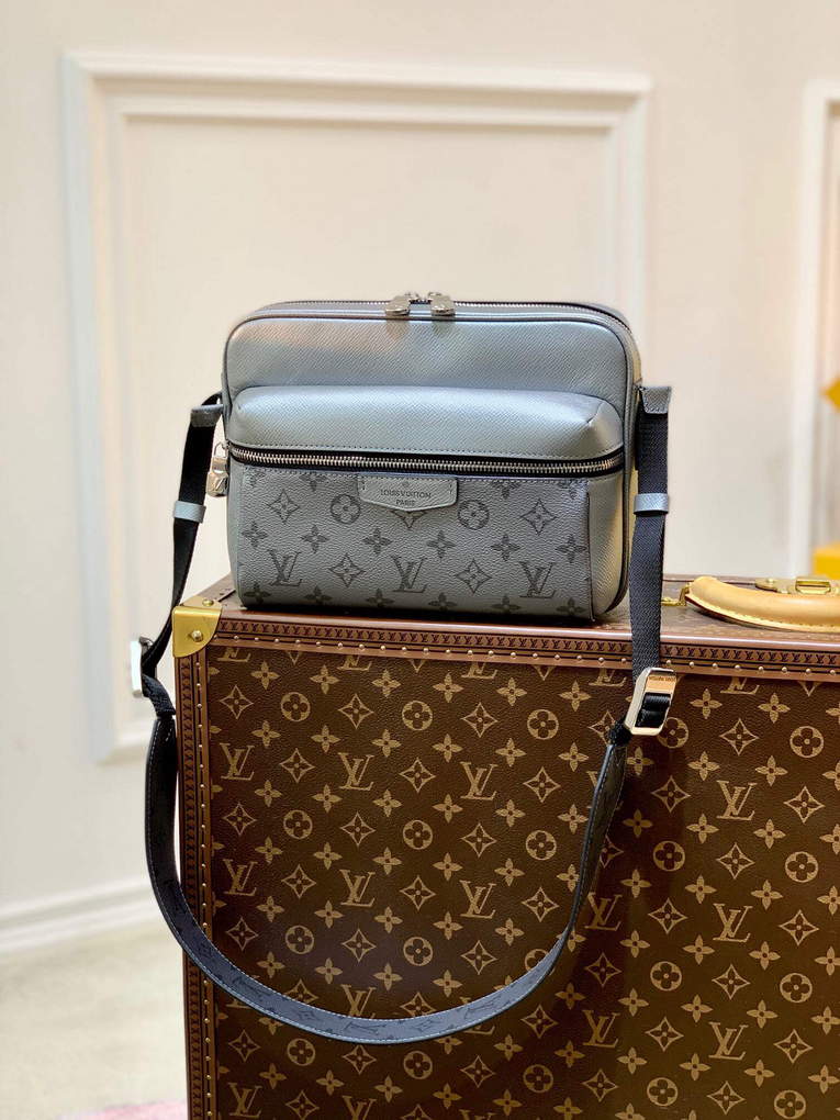 LV M30830 Louis Vuitton Outdoor Messenger Silver - Default Title - View 1