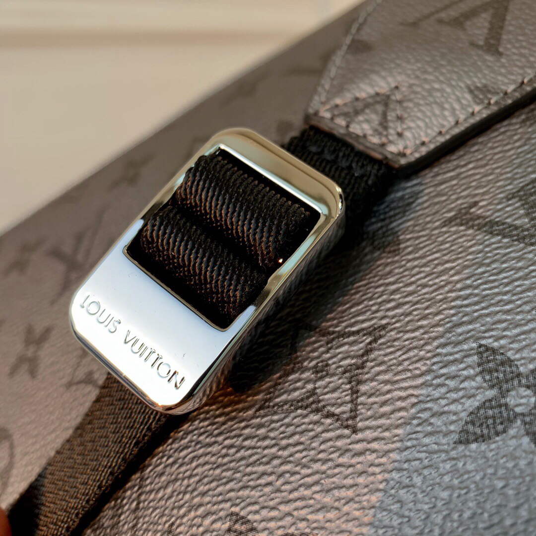 LV M30830 Louis Vuitton Outdoor Messenger Silver