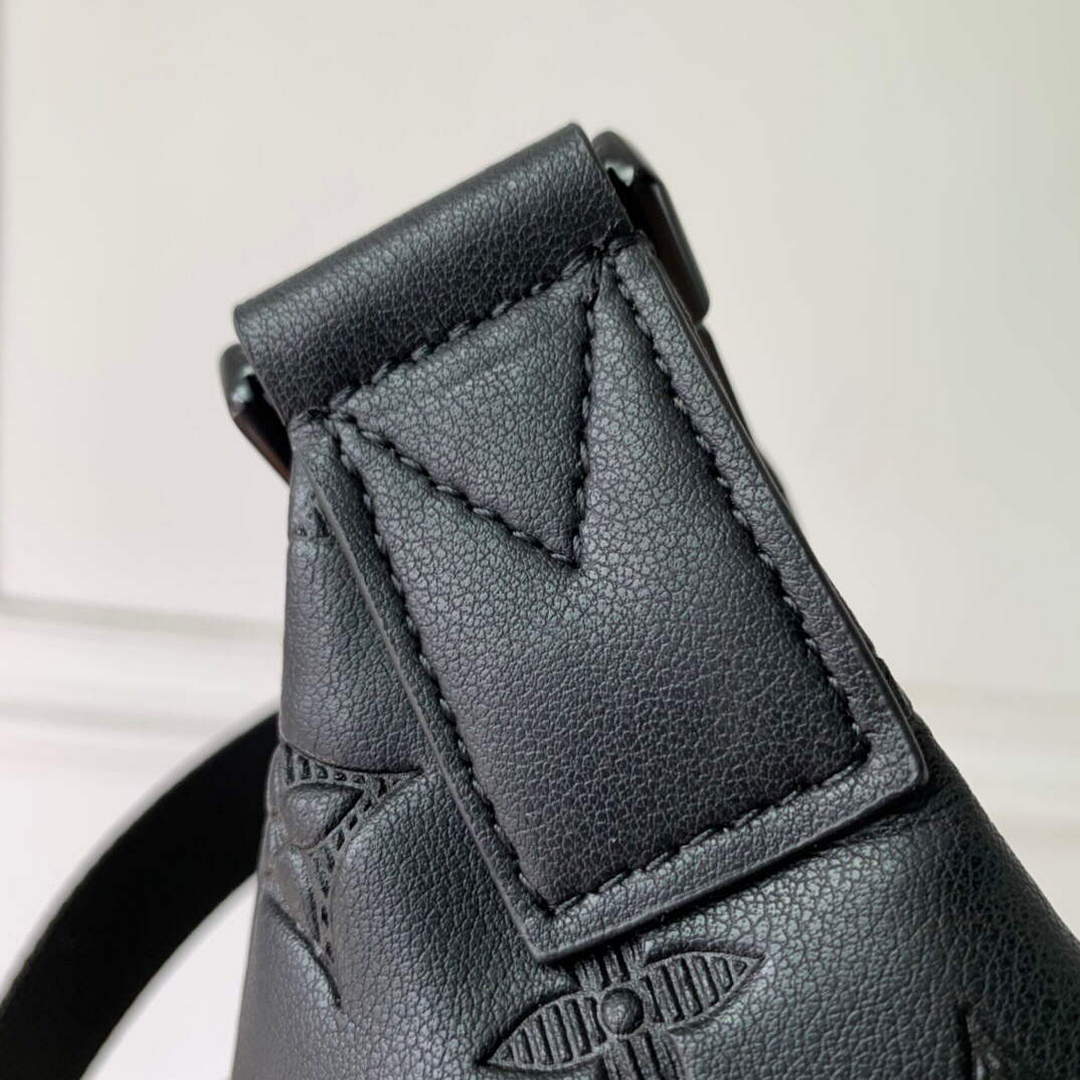 LV M44388 Louis Vuitton Discovery Bumbag Crossbody Black - Default Title - View 7