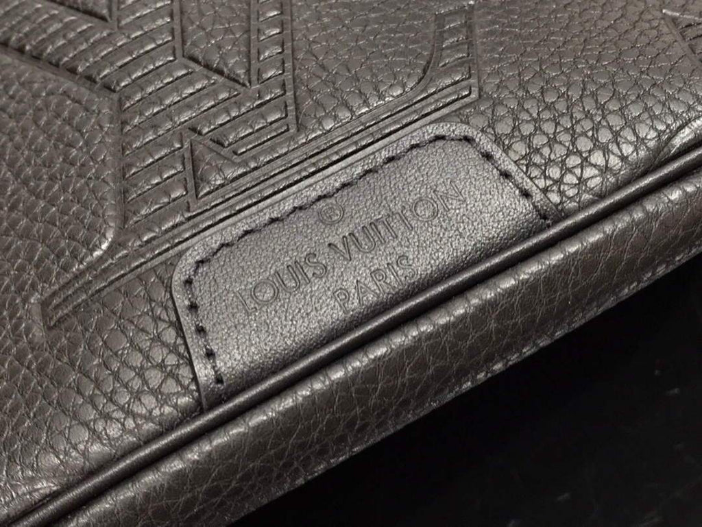 LV M44388 Louis Vuitton Discovery Bumbag Monogram Black