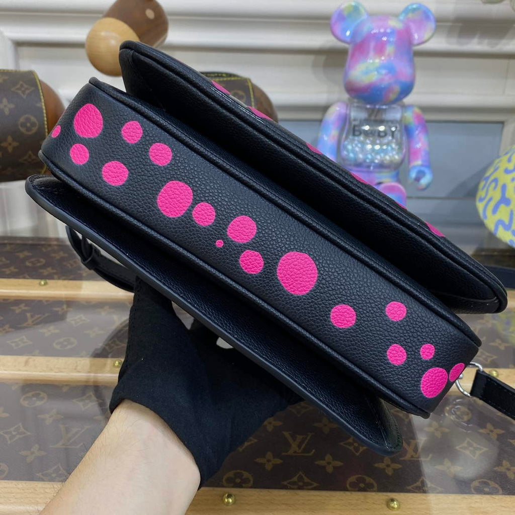 LV M46420 Louis Vuitton LV x YK Pochette M¨¦tis Black/Fuchsia