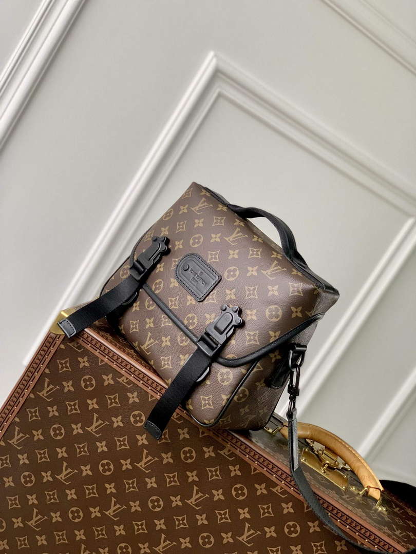 LV M46972 Louis Vuitton LV Trail Messenger Bag