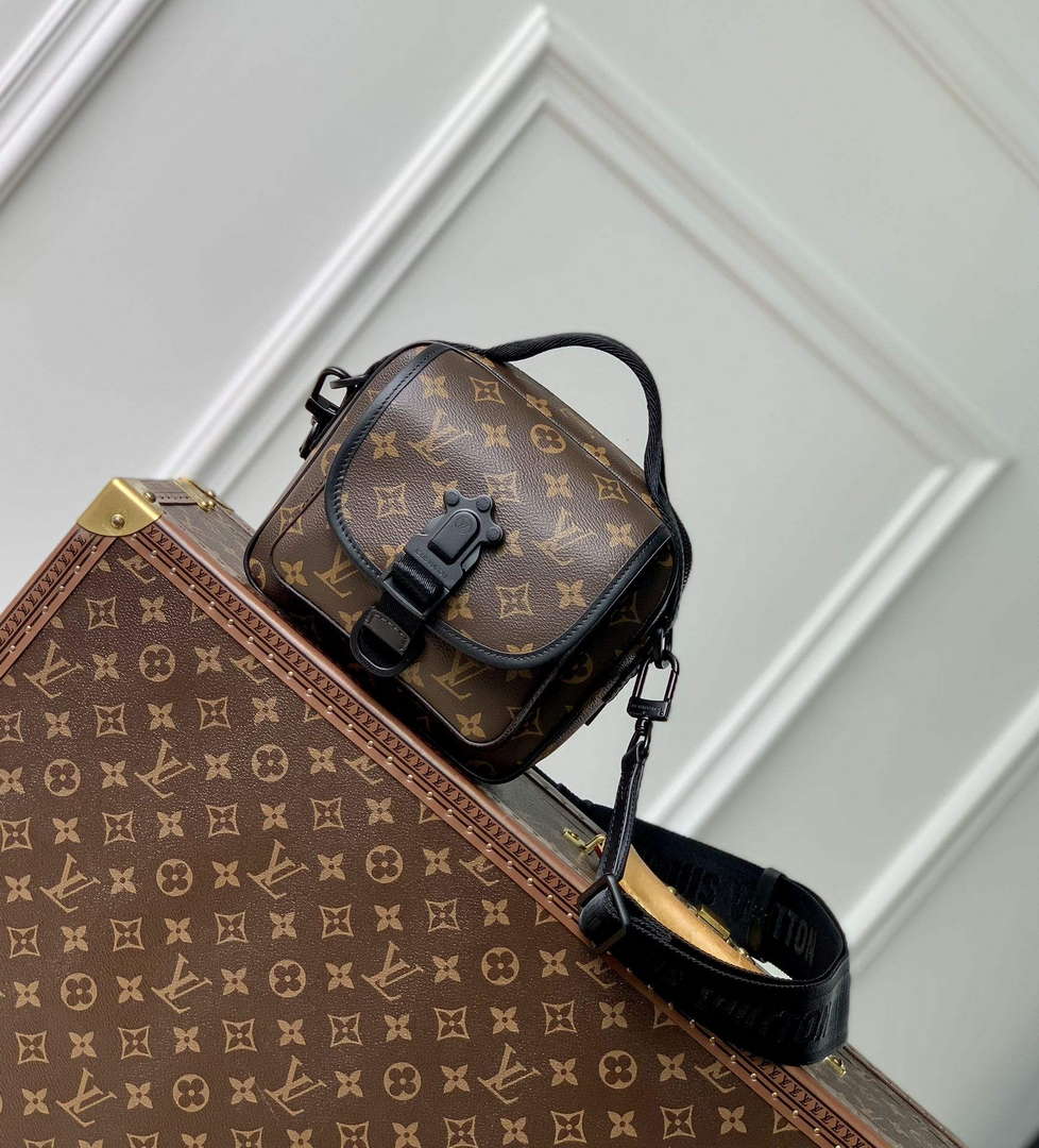 LV M46973 Louis Vuitton Quest Messenger Bag - Default Title - View 1