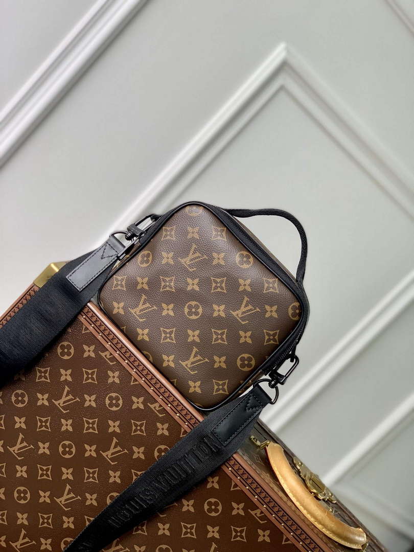 LV M46973 Louis Vuitton Quest Messenger Bag