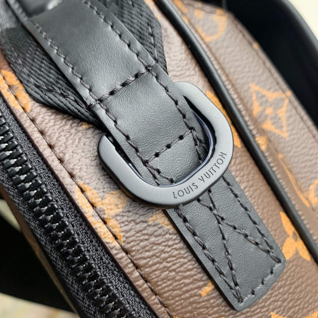 LV M46973 Louis Vuitton Quest Messenger Bag