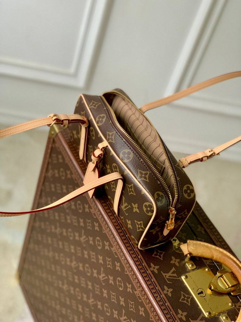 LV M47031 Louis Vuitton Hang On Handbag