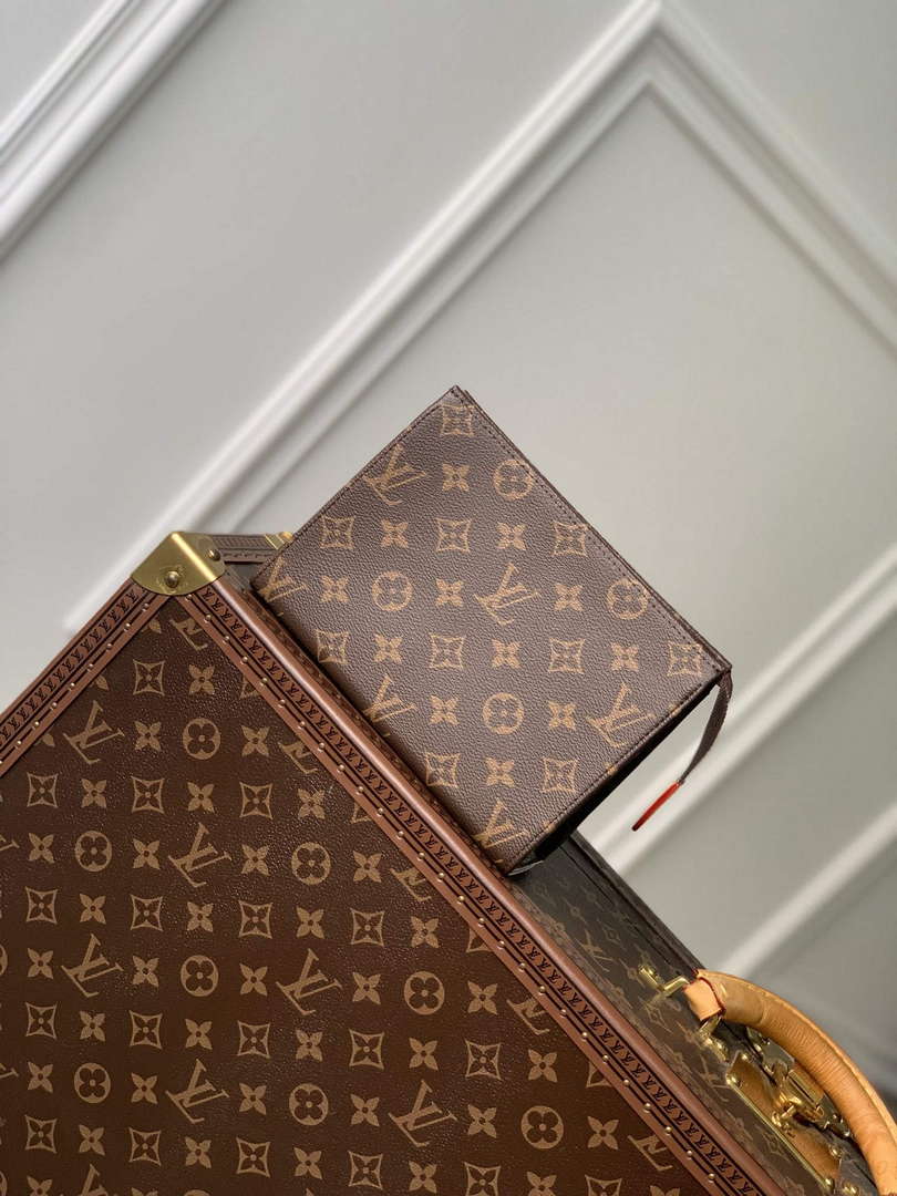 LV M47195 Louis Vuitton  Trio Toilet Pouch Bag