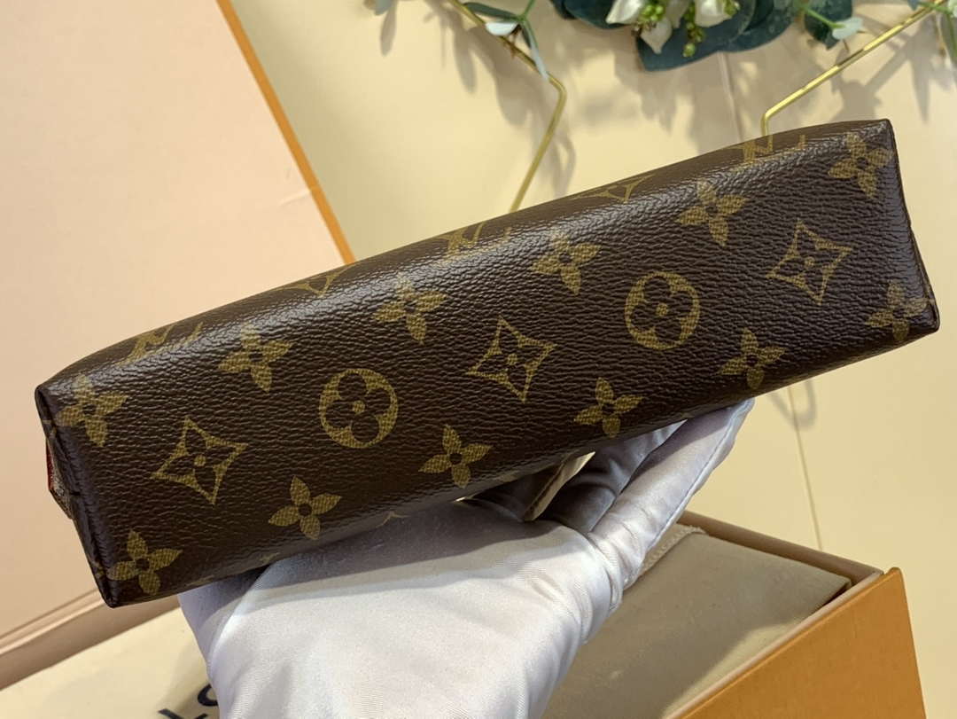 LV M47353 Louis Vuitton Cosmetic Pouch MM Monogram Canvas