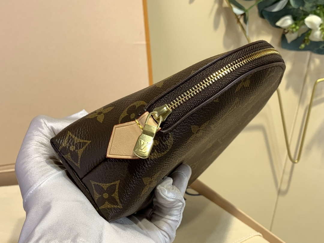 LV M47353 Louis Vuitton Cosmetic Pouch MM Monogram Canvas