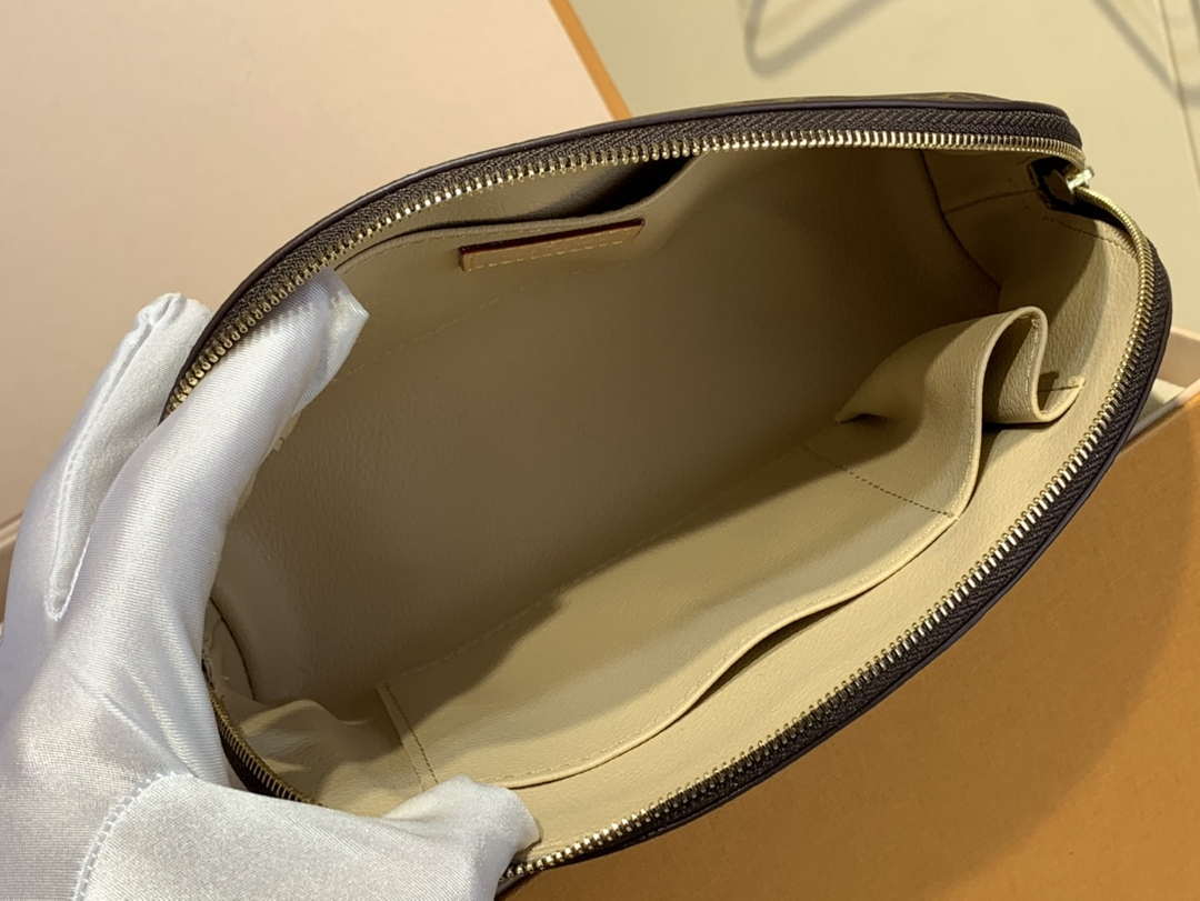 LV M47353 Louis Vuitton Cosmetic Pouch MM Monogram Canvas