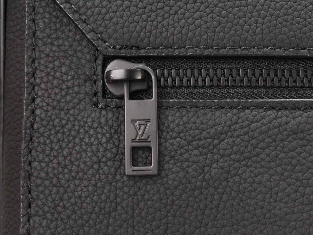 LV M57080 Louis Vuitton Messenger Bag Black Grained Calf Leather - luxibagsmall