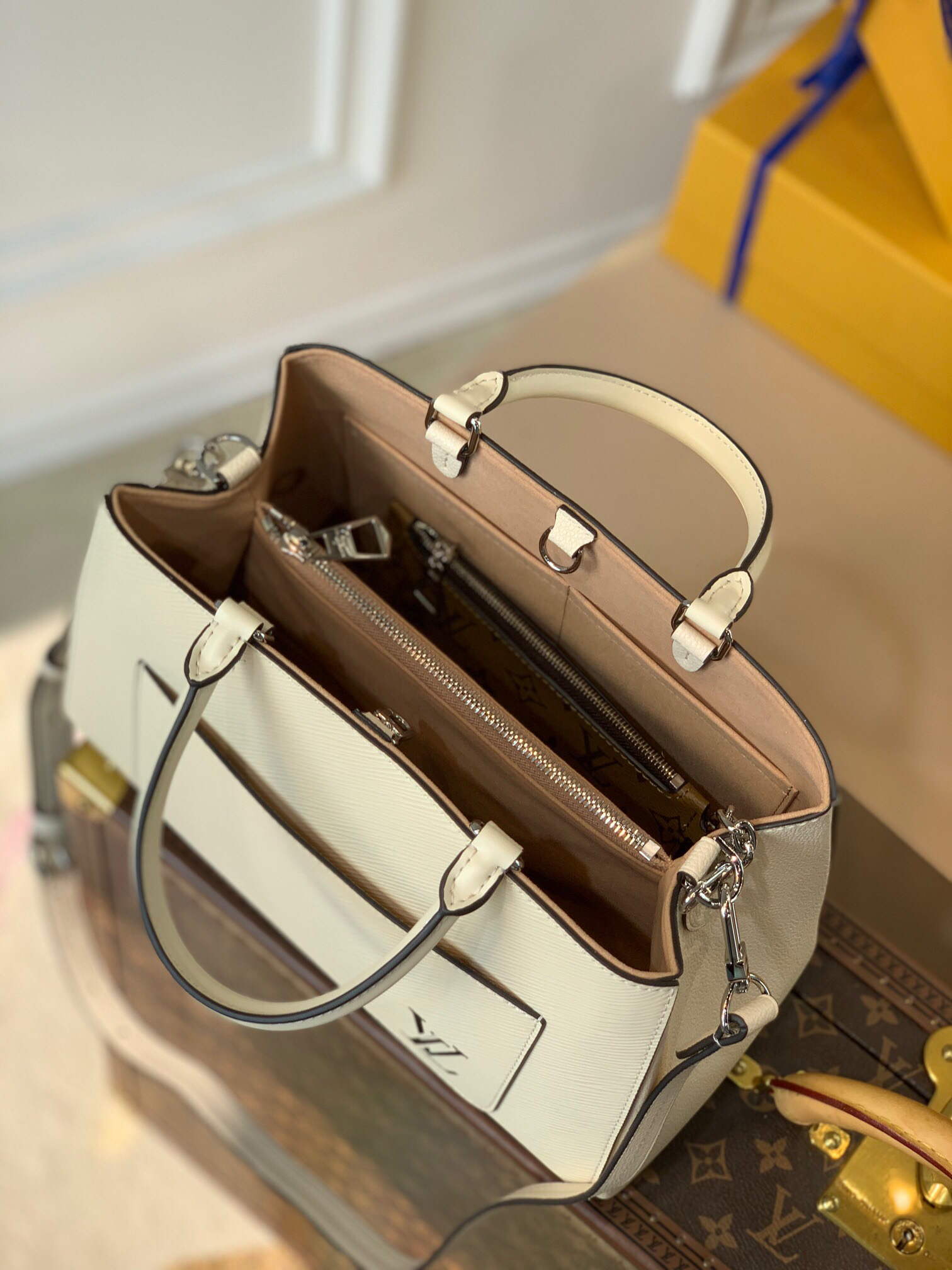 LV M59953 Louis Vuitton Marelle Tote MM Quartz White - Default Title - View 6