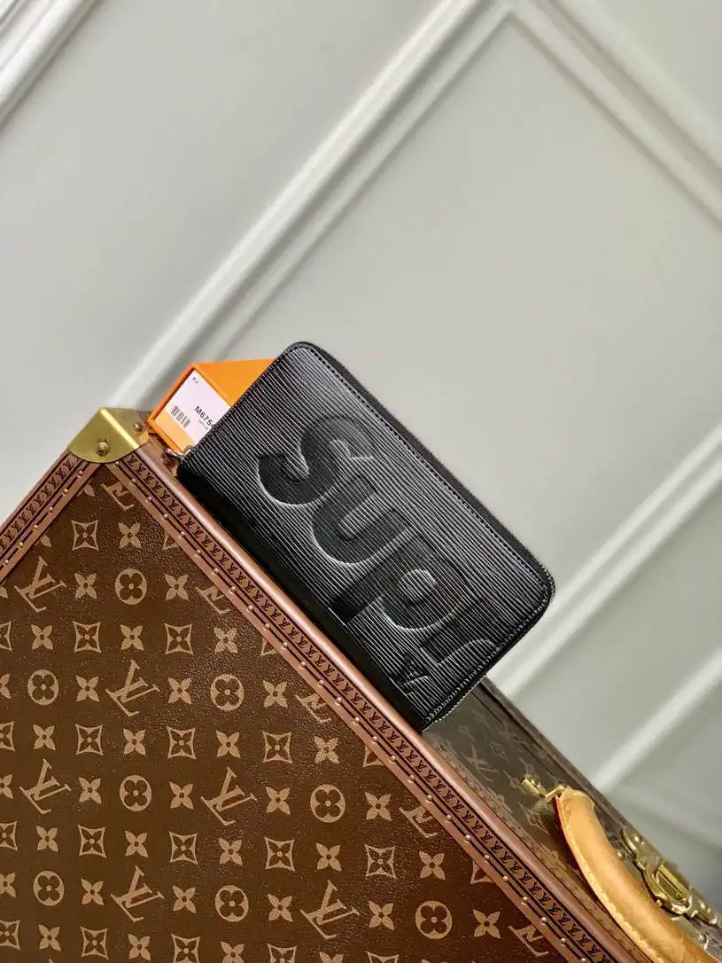 LV M67548 Zippy Wallet Louis Vuitton x Supreme leather Black