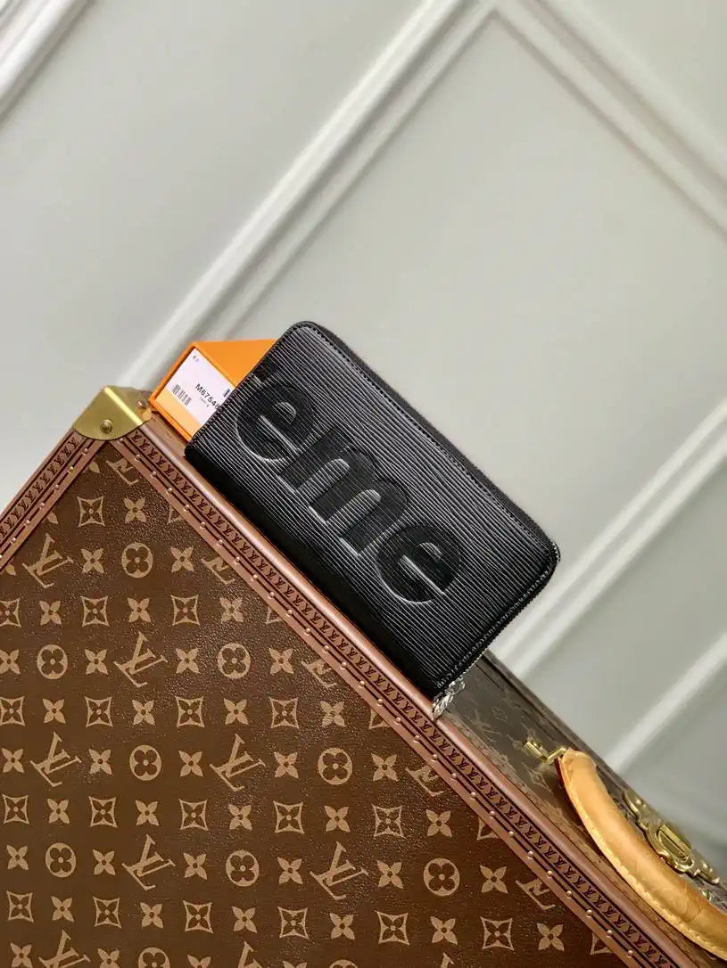 LV M67548 Zippy Wallet Louis Vuitton x Supreme leather Black