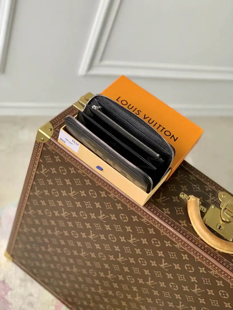 LV M67548 Zippy Wallet Louis Vuitton x Supreme leather Black