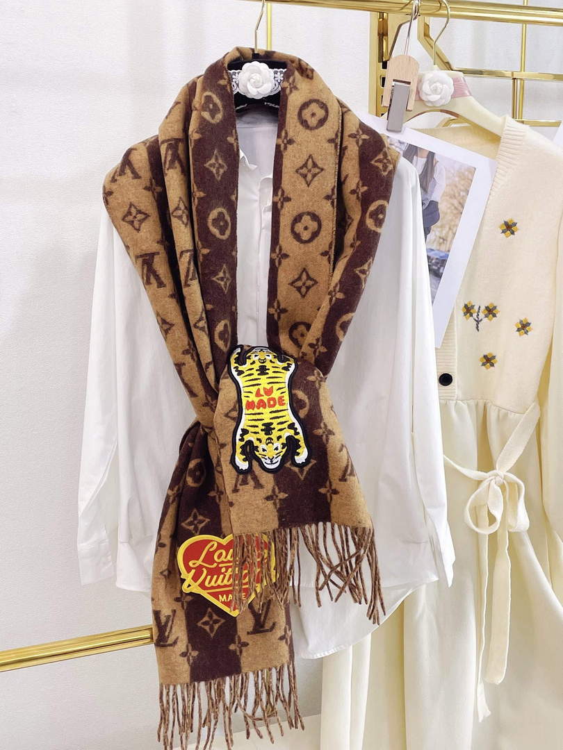 LV M70517 Louis Vuitton Petit Damier Scarf  L60161